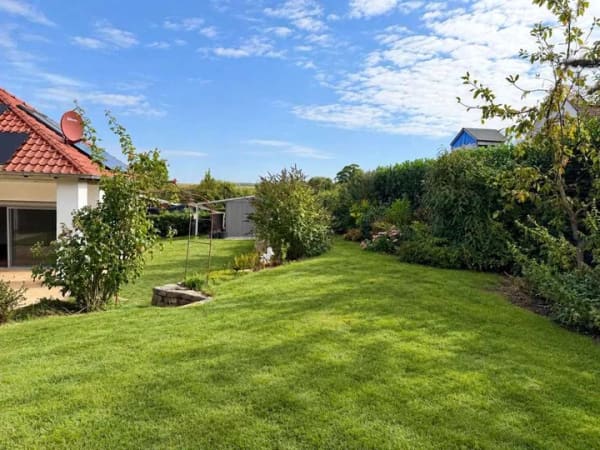 Immobilie in Gleichen - Modernisiertes Einfamilienhaus mit schönem Garten, Kamin, Sauna und Carport in ruhiger Ortsrandlage - Bild 1