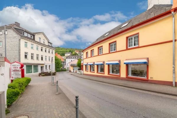 Immobilie in Bad Schwalbach - EINMALIGE GELEGENHEIT! Wohn- und Geschäftshaus 
mit mehreren Nutzungsmöglichkeiten - Bild 1