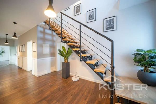 Immobilie in Suthfeld - KÜSTER IMMOBILIEN präsentiert: Wohnen wie im eigenen Haus – 273 m² Wohnfläche, Garten & Doppelgarage - Bild 2