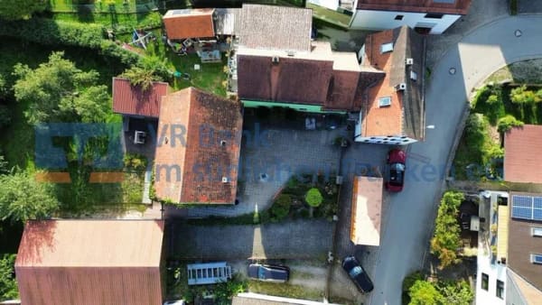 Immobilie in Petersaurach - Gemütliches Einfamilienhaus mit großem Grundstück, Garagen und vielseitigen Nutzungsmöglichkeiten - Bild 1