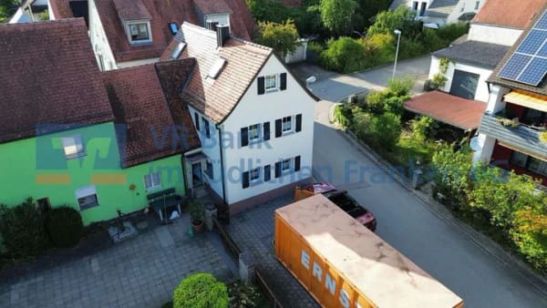 Immobilie in Petersaurach - Gemütliches Einfamilienhaus mit großem Grundstück, Garagen und vielseitigen Nutzungsmöglichkeiten - Bild 2