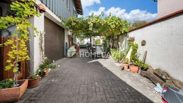 Immobilie in Bad Schönborn - Einzigartiges Ensemble: Historisches Haupthaus trifft auf fantastisches, vielseitiges Nebengebäude - Bild 2