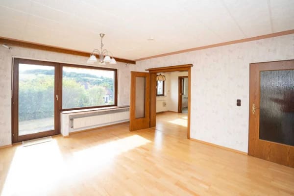 Immobilie in Hilders - Hilders (Rhön): solides Einfamilienhaus mit Aussicht und Einliegerwohnung - Bild 1