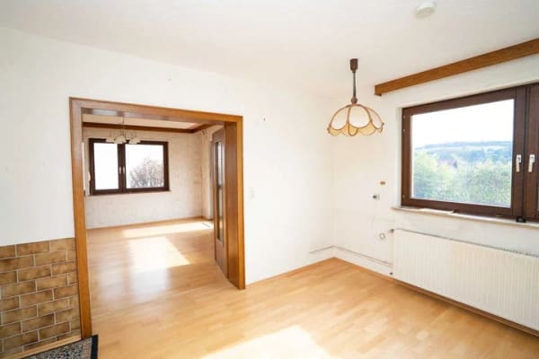 Immobilie in Hilders - Hilders (Rhön): solides Einfamilienhaus mit Aussicht und Einliegerwohnung - Bild 2