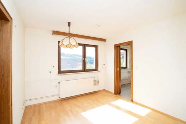 Immobilie in Hilders - Hilders (Rhön): solides Einfamilienhaus mit Aussicht und Einliegerwohnung - Bild 3