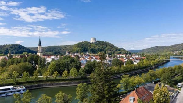 Immobilie in Kelheim - Wohnen mit Blick auf Kelheims Wahrzeichen - Doppelhaushälfte mit Potenzial - Bild 0