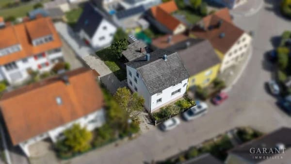 Immobilie in Kelheim - Wohnen mit Blick auf Kelheims Wahrzeichen - Doppelhaushälfte mit Potenzial - Bild 1