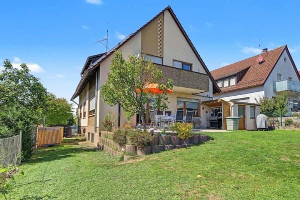 Immobilie in Schwieberdingen - Gartenglück unten - Aussicht oben: Zweifamilienhaus mit Garage in Schwieberdingen - Bild 0