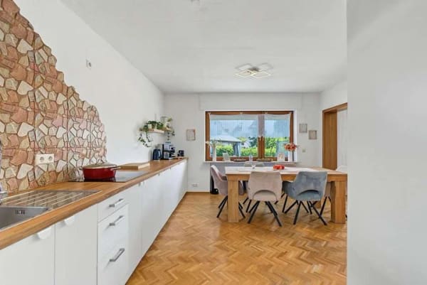 Immobilie in Schwieberdingen - Gartenglück unten - Aussicht oben: Zweifamilienhaus mit Garage in Schwieberdingen - Bild 1