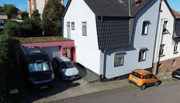 Immobilie in Friedrichsthal - Zweifamilienhaus mit Terrasse, Balkon, Doppelgarage und zwei Stellplätzen - Bild 0