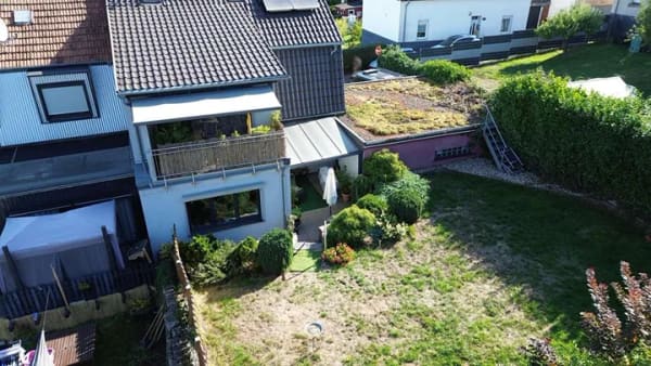 Immobilie in Friedrichsthal - Zweifamilienhaus mit Terrasse, Balkon, Doppelgarage und zwei Stellplätzen - Bild 1