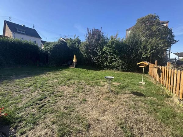 Immobilie in Friedrichsthal - Zweifamilienhaus mit Terrasse, Balkon, Doppelgarage und zwei Stellplätzen - Bild 2
