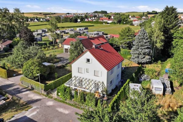 Immobilie in Burgrieden - Durchdacht! Zweifamilienhaus mit Sommergarten und viel Potenzial - Bild 0