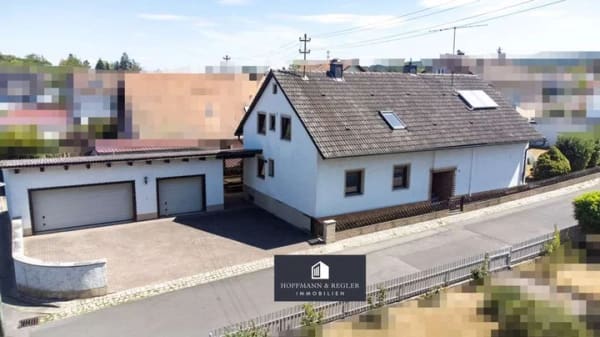 Immobilie in Schnaittenbach - Einfamilienhaus mit Einliegerwohnung, 193 m² Wohnfläche und 3 Garagen - Bild 0