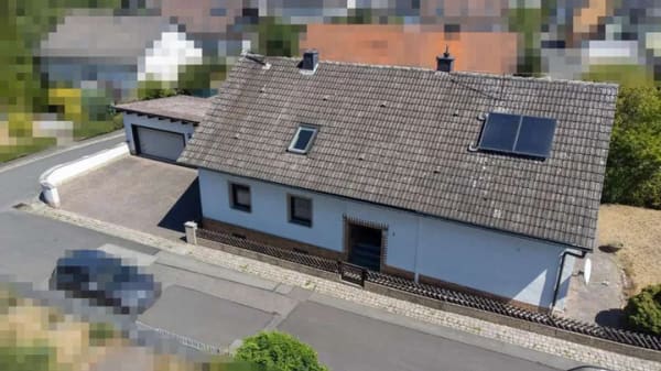 Immobilie in Schnaittenbach - Einfamilienhaus mit Einliegerwohnung, 193 m² Wohnfläche und 3 Garagen - Bild 1