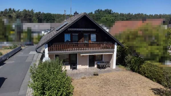 Immobilie in Schnaittenbach - Einfamilienhaus mit Einliegerwohnung, 193 m² Wohnfläche und 3 Garagen - Bild 3