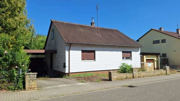 Immobilie in Bretten - Freistehendes Einfamilienhaus mit Potenzial in guter Lage in Bretten-Gölshausen - Bild 0