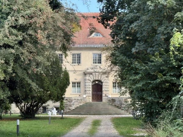 Immobilie in Potsdam - Für Käufer mit Blick für Potenzial: Besonderes Haus auf Schlossareal mit viel Entwicklungsspielraum - Bild 0