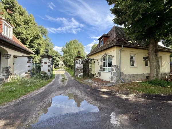 Immobilie in Potsdam - Für Käufer mit Blick für Potenzial: Besonderes Haus auf Schlossareal mit viel Entwicklungsspielraum - Bild 1