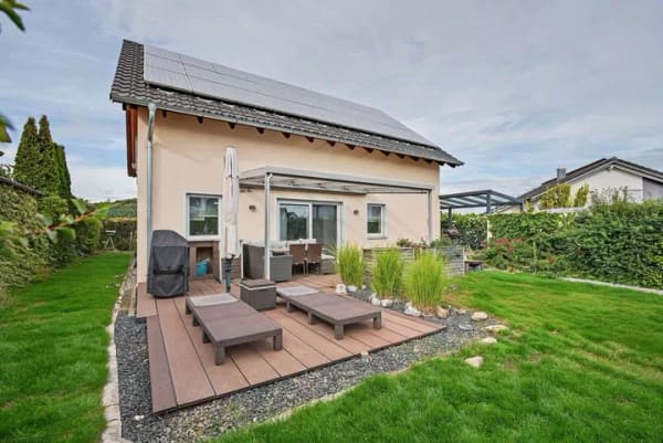 Immobilie in Eberhardzell - Energieeffizientes Familienhaus mit großer PV-Anlage, Speicher und Garten - Bild 0