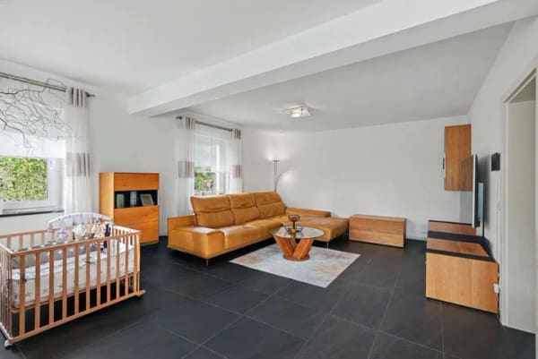 Immobilie in Eberhardzell - Energieeffizientes Familienhaus mit großer PV-Anlage, Speicher und Garten - Bild 1