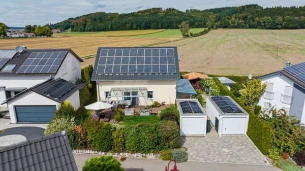 Immobilie in Eberhardzell - Energieeffizientes Familienhaus mit großer PV-Anlage, Speicher und Garten - Bild 2