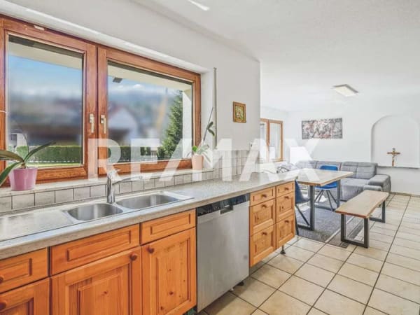 Immobilie in Lauchringen - RE/MAX: Großzügige ETW mit 2 Balkonen, Terrasse, Garten, Doppelgarage + 2 Stellpl. - Nähe Schweiz! - Bild 1