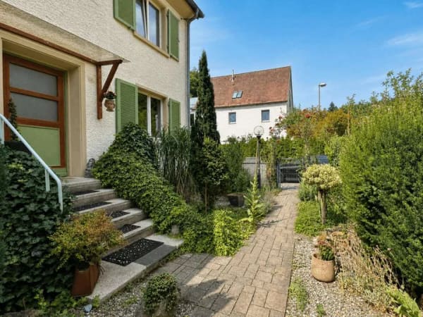 Immobilie in Jestetten - Zwei Häuser, ein besonderes Zuhause – großzügiges Wohnen mit Naturblick an der Schweizer Grenze - Bild 3