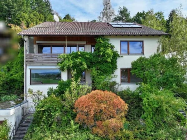 Immobilie in Uhldingen-Mühlhofen - RAUMWUNDER MIT FERNSICHT UND GROSSEM HANGGRUNDSTÜCK: 1-2-FAMILIENHAUS - Bild 0