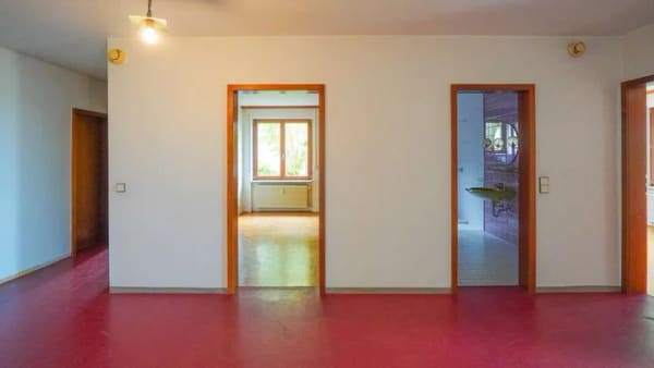 Immobilie in Uhldingen-Mühlhofen - RAUMWUNDER MIT FERNSICHT UND GROSSEM HANGGRUNDSTÜCK: 1-2-FAMILIENHAUS - Bild 2
