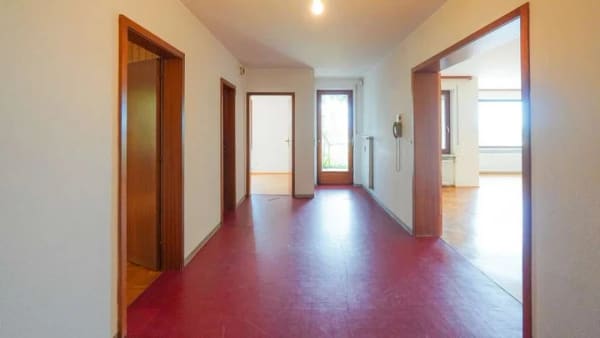 Immobilie in Uhldingen-Mühlhofen - RAUMWUNDER MIT FERNSICHT UND GROSSEM HANGGRUNDSTÜCK: 1-2-FAMILIENHAUS - Bild 4