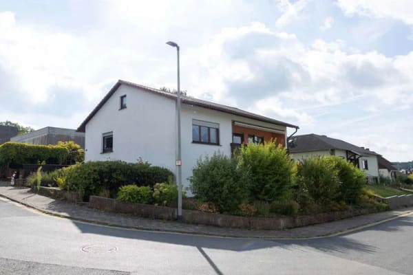 Immobilie in Holzappel - Freistehendes Einfamilienhaus mit Balkon und Garage, Hanglage-Terrasse & großem Garten! - Bild 0