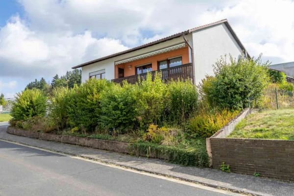 Immobilie in Holzappel - Freistehendes Einfamilienhaus mit Balkon und Garage, Hanglage-Terrasse & großem Garten! - Bild 1