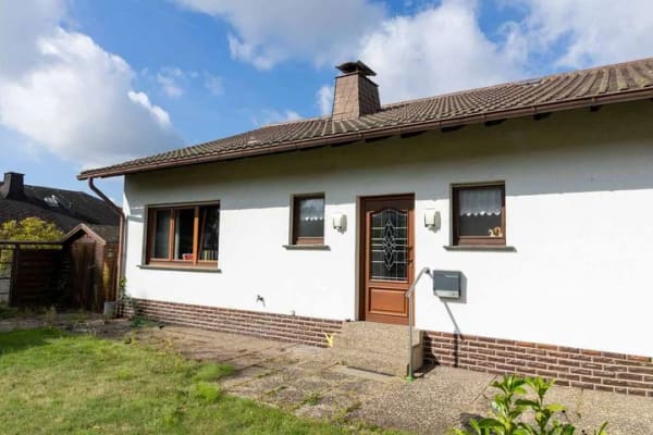 Immobilie in Holzappel - Freistehendes Einfamilienhaus mit Balkon und Garage, Hanglage-Terrasse & großem Garten! - Bild 2