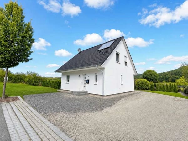 Immobilie in Oberaurach - KAPITALANLAGE: GEPFLEGTES EINFAMILIENHAUS MIT GROSSEM GARTEN UND ZUVERLÄSSIGEN MIETERN - Bild 0