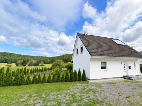 Immobilie in Oberaurach - KAPITALANLAGE: GEPFLEGTES EINFAMILIENHAUS MIT GROSSEM GARTEN UND ZUVERLÄSSIGEN MIETERN - Bild 1