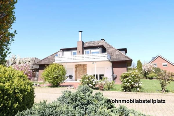 Immobilie in Cloppenburg - Familiengerechtes, modernisiertes Einfamilienhaus mit 2 Wohnungen, Keller und Doppelgarage - Bild 1