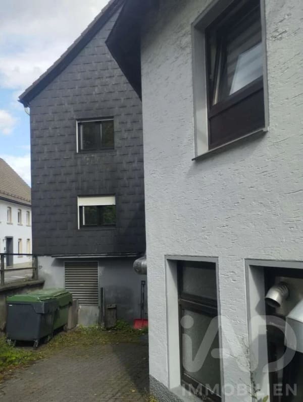 Immobilie in Meinerzhagen - Wohn- und Geschäftshaus mit drei Wohneinheiten und Gewerbefläche - Bild 1
