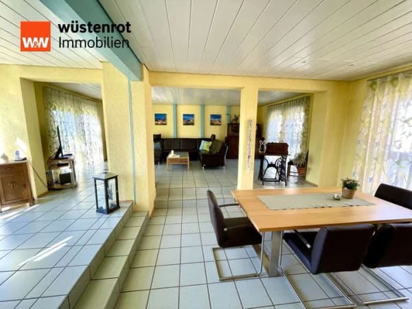 Immobilie in Ötigheim - *BESONDERE ARCHITEKTUR IM EINFAMILIENHAUS: Tolle Aufteilung mit Garten, 2 Balkone, Garage, u.v.m.* - Bild 4