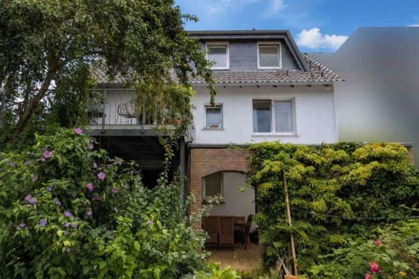 Immobilie in Baesweiler - Einfamilienhaus mit viel Platz, Dachterrasse & Einliegerwohnung! - Bild 1