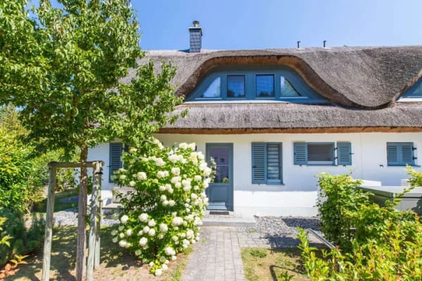 Immobilie in Glowe - Ihr Wohlfühl-Reetdach-Ferienhaus in ruhiger und strandnaher Lage im Ostseebad Glowe auf Rügen - Bild 1