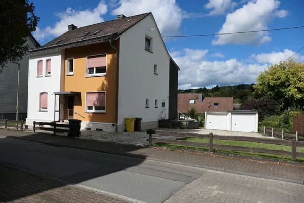 Immobilie in Hilchenbach - Familienfreundliches Zweigenerationenhaus in ruhiger Lage - Bild 1