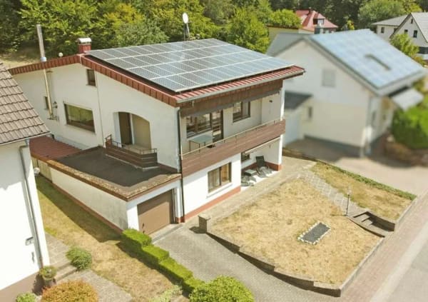 Immobilie in Fahrenbach - *** Zweifamilienhaus mit PV-Anlage & herrlicher Aussicht in Waldrandlage  *** - Bild 0