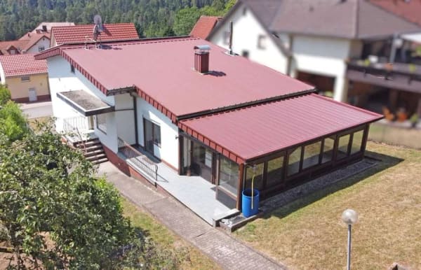 Immobilie in Fahrenbach - *** Zweifamilienhaus mit PV-Anlage & herrlicher Aussicht in Waldrandlage  *** - Bild 1