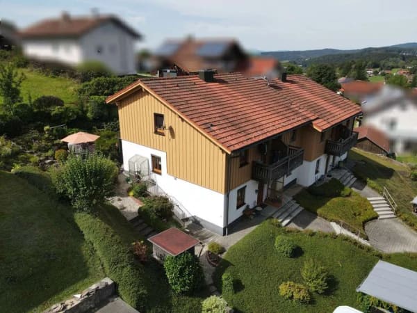 Immobilie in Sankt Oswald-Riedlhütte - Ankommen und Wohlfühlen!
Tolle Eigentumswohnung im Reihenhausstil. 
Top gepflegt und in schöner La - Bild 1