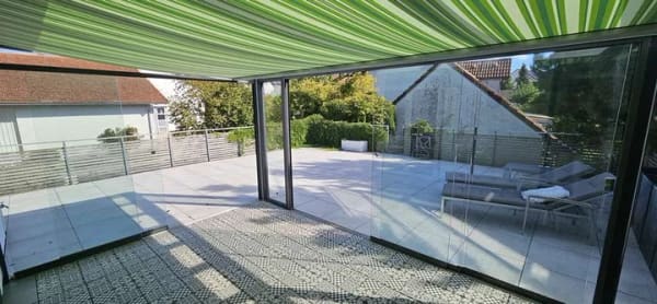 Immobilie in Adelshofen - Einfamilienhaus mit Einliegerwohnung, Doppelgarage, EBK und ca. 94 m² Dachterrasse mit Wintergarten - Bild 0