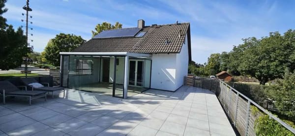 Immobilie in Adelshofen - Einfamilienhaus mit Einliegerwohnung, Doppelgarage, EBK und ca. 94 m² Dachterrasse mit Wintergarten - Bild 1