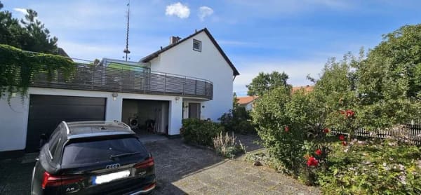 Immobilie in Adelshofen - Einfamilienhaus mit Einliegerwohnung, Doppelgarage, EBK und ca. 94 m² Dachterrasse mit Wintergarten - Bild 2