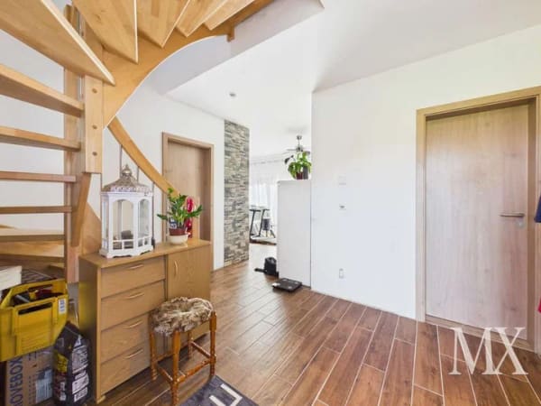 Immobilie in Künzing - Einfamilienhaus mit 5 Zimmern, PV-Anlage und Garage in Künzing - Bild 2