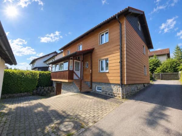 Immobilie in Viechtach - Zuhause ist ein Gefühl !
Familien(t)raum in Viechtach! 
Bezahlbares Haus mit Garage, Garten, uvm. - Bild 1